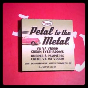 Makeup: eyeshadow, blush